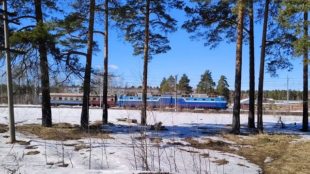 Электровоз ЧС7 едет с вагоном лабораторией
