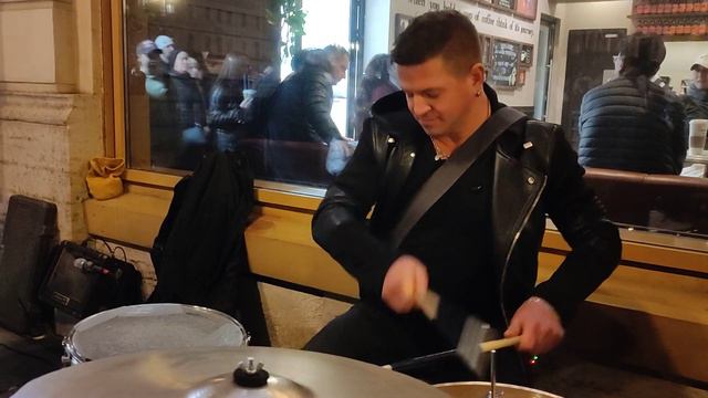 Сергей из группы "Висконти" не дождавшись барабанщика сам решил начать песню группы Кино - "Перемен смотреть онлайн