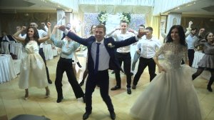 На свадьбе танцуют все