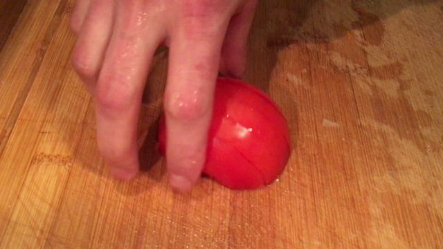 Как красиво и просто нарезать помидор для добавления в салат. смотреть онлайн