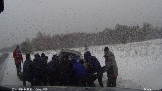 Кариб слетел с дороги под Красноярском 24 11 2016г смотреть онлайн