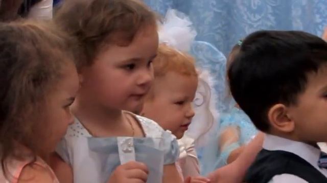 МДОУ ДСКВ № 49 "Колокольчик" - 2013 г. - встреча . НОВОГО ГОДА в 1 младшей группе - ч.1 смотреть онлайн