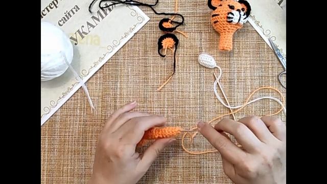 Вязаный колпачок на ручку крючком "Тигр" мастер класс. смотреть онлайн
