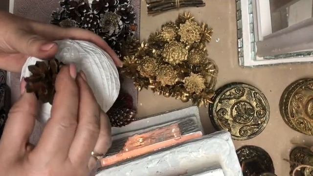 Новогодний Декор Дома/Декор из природных материалов/Тапиарий и венок из шишек/Розочки из крепбумаги смотреть онлайн