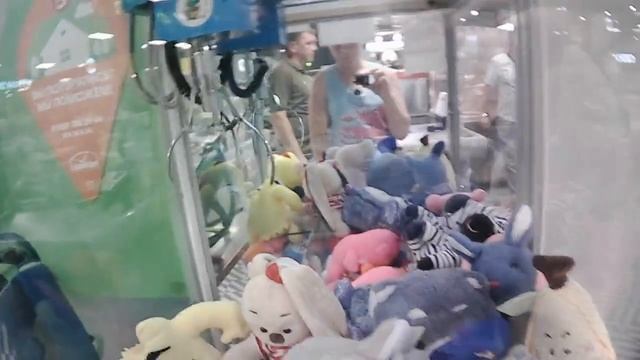 Борюсь за разные игрушки в автомате-хватайке в Барыбино. смотреть онлайн