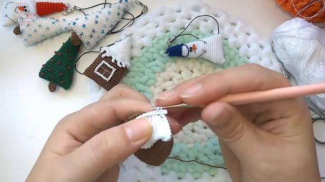 Ёлочные игрушки крючком // Пряничный домик // Подробный мастер класс смотреть онлайн