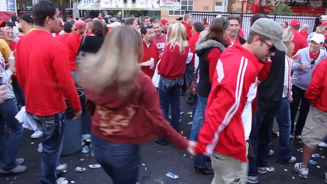 ASU vs Wisconsin dance-off at The Stadium смотреть онлайн
