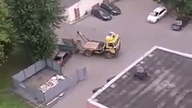 Мусорщик проучил непутёвого водителя. смотреть онлайн
