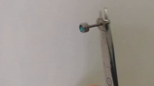 как снять медицинские серёжки