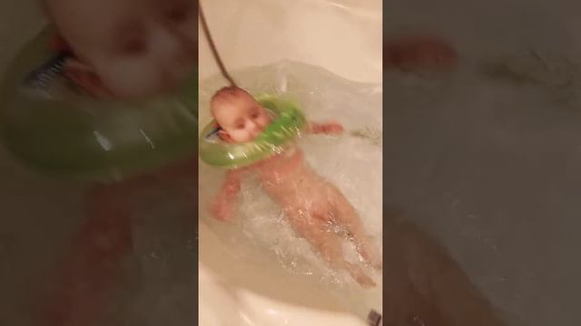 Эдошка плавает с кругом на шее!!! смотреть онлайн