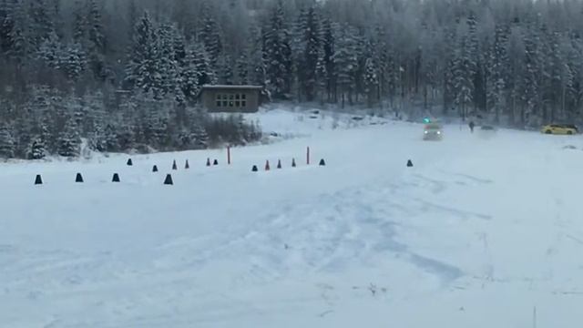 Volkswagen Amarok Tamlans Modular Ambulance in Winter Driving School смотреть онлайн