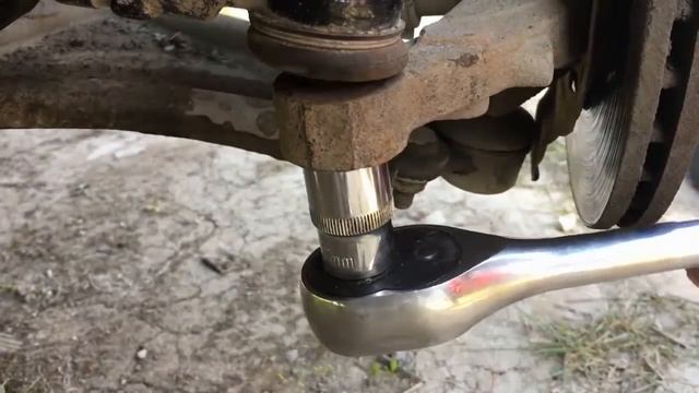 Замена рулевого наконечника Opel Corsa C 2001 Replacing the steering tip Opel Corsa C 2001 смотреть онлайн