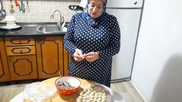 ПОМИДОРЫ В СОБСТВЕННОМ СОКУ / ЛЕПКА ПЕЛЬМЕНЕЙ смотреть онлайн