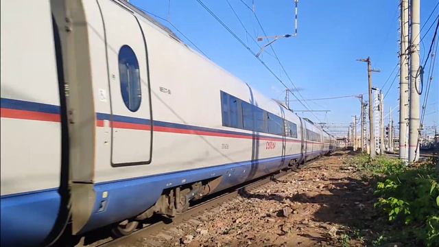 Электровоз ЧС2т - 1054 и Электропоезд Сапсан ЭВС1 - 06 встречаются рядом с пл. Рижская смотреть онлайн