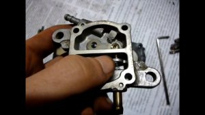 бензин течёт из карбюратора через верх на скутере, не держит запорная игла на Хонда Дио Honda
