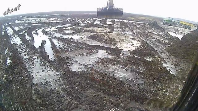 Загрузка брёвен экскаватором Excavator Loading Logs.
