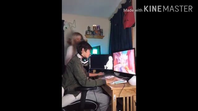 HUGGING MY BOYFRIEND WHILE HE PLAYS VIDEO GAME смотреть онлайн