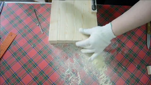 Женскими руками поднос лобзиком и дрелью. Можно, но сложно смотреть онлайн