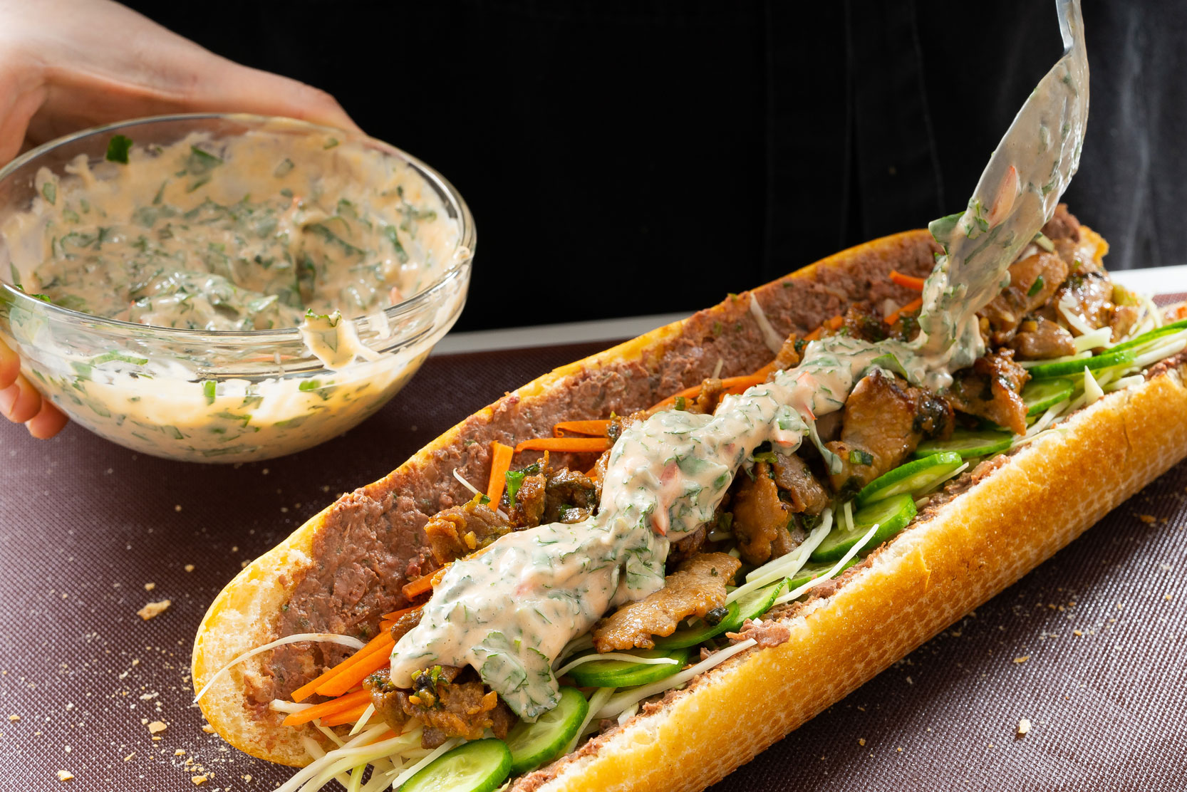 Огромный сэндвич из свежих продуктов на мангале