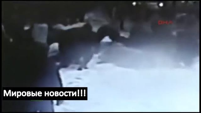 В Турции снежные глыбы обрушились на головы прохожим смотреть онлайн