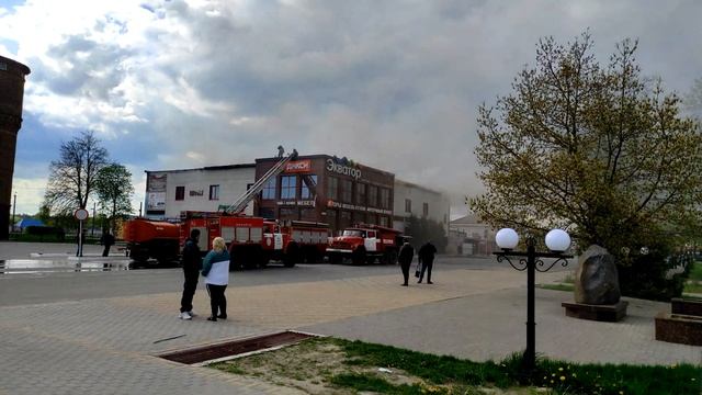 Пожар в торговом центре Экватор. 14.05.2022. Жуковка. Брянская область. смотреть онлайн
