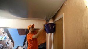 Слив воды с натяжного потолка