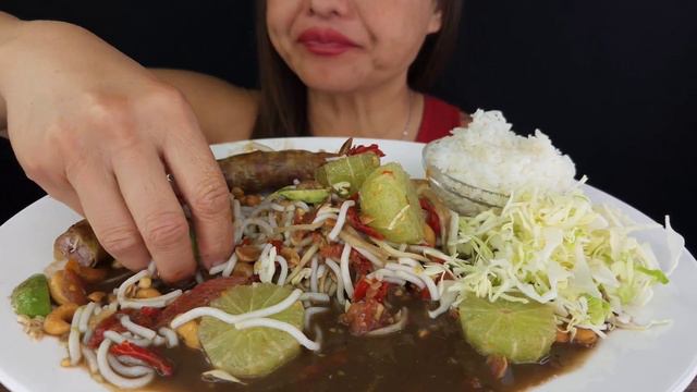 EATING SPICY PAPAYA SALAD WITH NOODLES SAUSAGES LIMES AVOCADOS & CASHEWS ASMR MUKBANG OMAD CRUNCHY смотреть онлайн