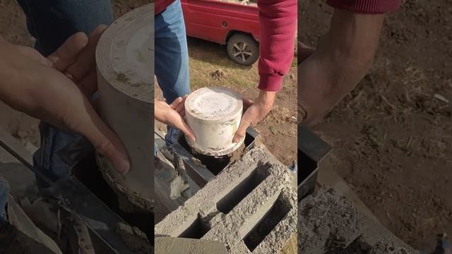 Формование половинки шлакоблока с помощью самодельной опалубки ТИСЭ