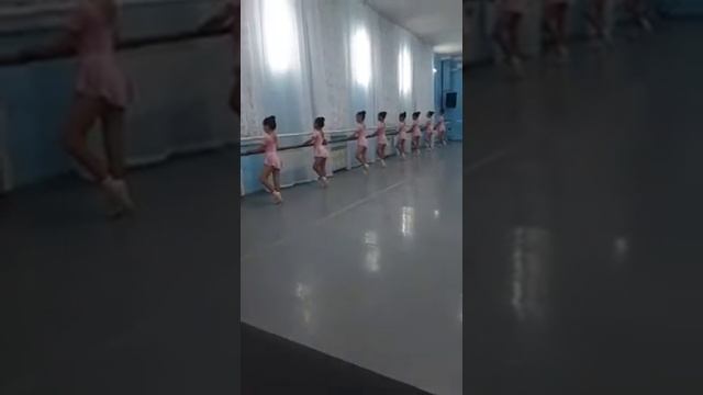 Классический танец - Exsersis у станка 1 год обучения, кл. преп: Сайлык Мунзуковна смотреть онлайн