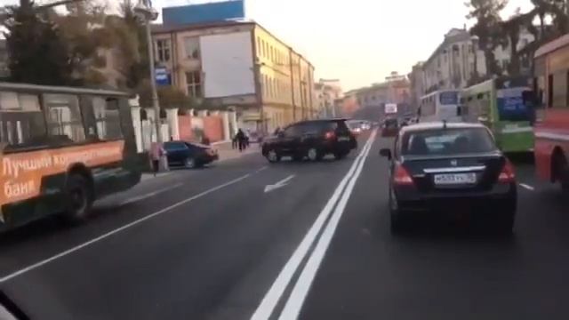 Кортеж губернатора региона пересек двойную сплошную в центре Иркутска смотреть онлайн