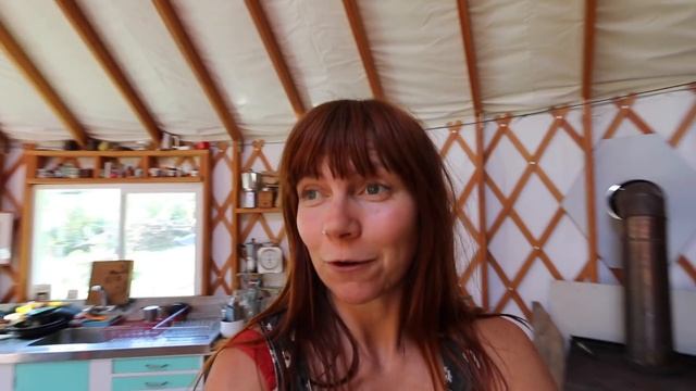 Family Quits City Life to Live Off-Grid in a Giant Yurt смотреть онлайн
