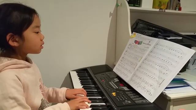500 years old melody - 6 years old girl playing piano смотреть онлайн
