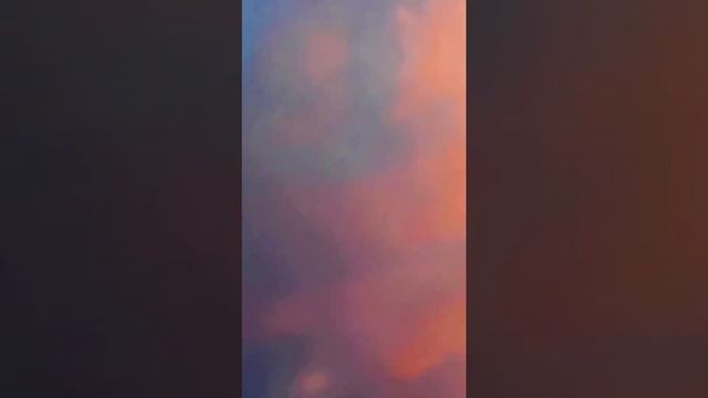 красивые облака отражающими солнцем и толстый серп луны