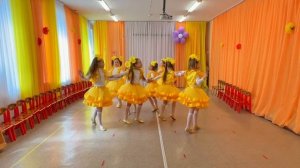 Танец девочек подготовительной группы «Я и солнышко»