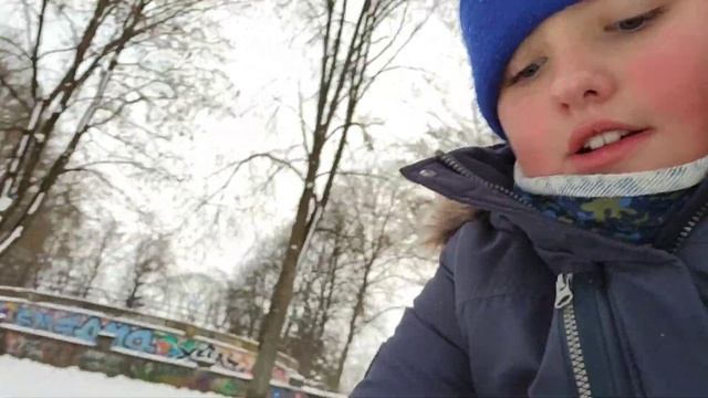 Катаемся на санках в парке Риги! смотреть онлайн