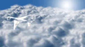 Летящий в облаках самолет футаж