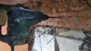 Демонтаж кирпичной кладки с помощью перфоратора.