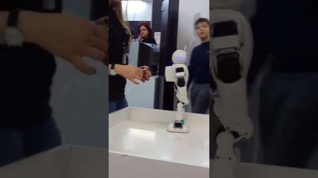 РОБОТ ТАНЦУЕТ смотреть онлайн