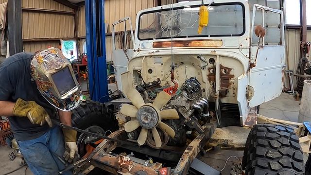 FINALLY installing the new motor in FJ-45 Ultimate Rock Crawler—But will it even fit?? смотреть онлайн