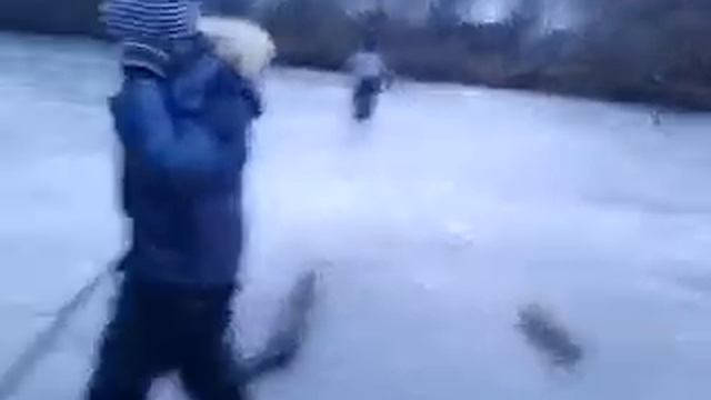 Хоккей всегда веселее с друзьями, обучение вратаря и просмотр его навыков)) смотреть онлайн