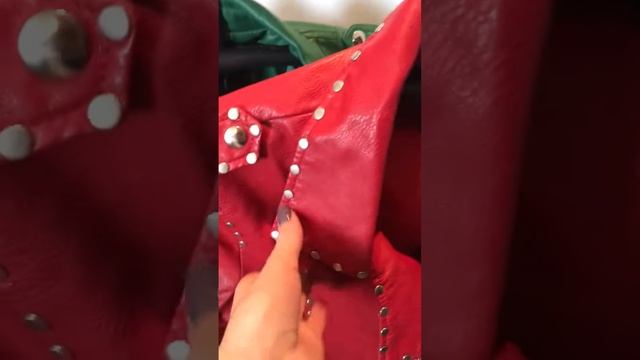 Женская косуха из эко-кожи красного цвета смотреть онлайн