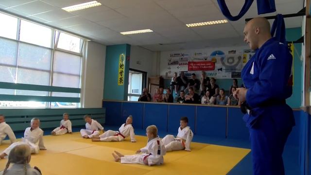Henk Grol verzorgt judoles bij Asahi-San смотреть онлайн