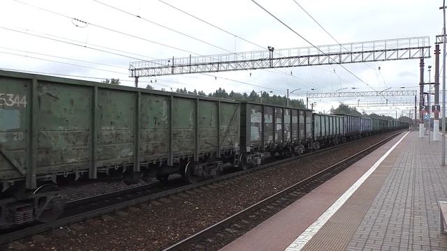 На двойную тягу электровозы ВЛ10У-978 (ТЧЭ-5)/ВЛ10У-879 (ТЧЭ-38) с грузовым поездом. смотреть онлайн