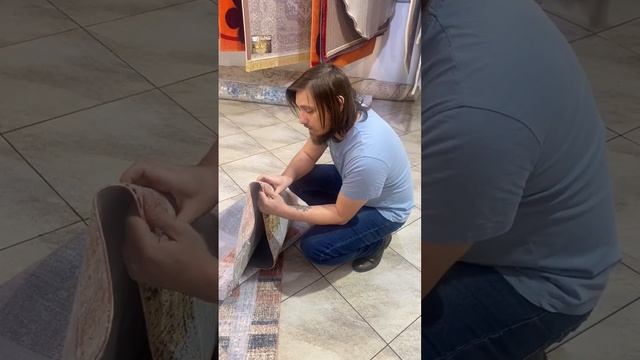 Готовимся к укладке ?✂️ Материал для кухни. #ковер #ковролин #напольныепокрытия #магазинковров смотреть онлайн