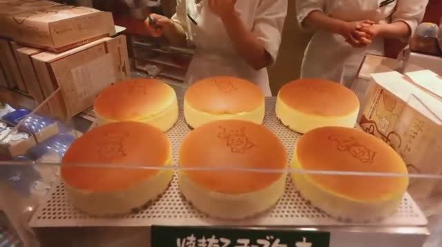 Японская уличная еда - Чизкейк дяди Рикуро Osaka Япония