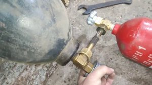 Как заправить углекислотой маленький балон от огнетушителя  из большого
