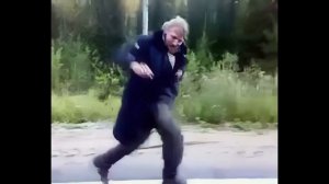 Леший на релаксе. Мужик танцует на дороге