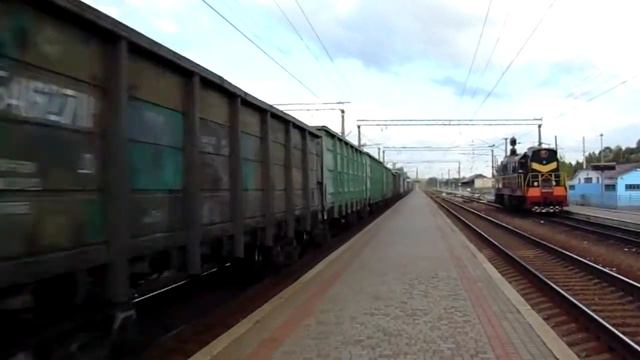 Электровоз ВЛ11в-652 с грузовым составом пролетает по 3му пути станции Изюм Южн.ж.д. смотреть онлайн