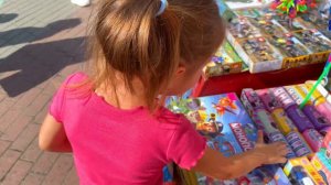 Настя и папа мама и Анечка в парке аттракционов. Nastya and Dad  mom, Anechka in an amusement park