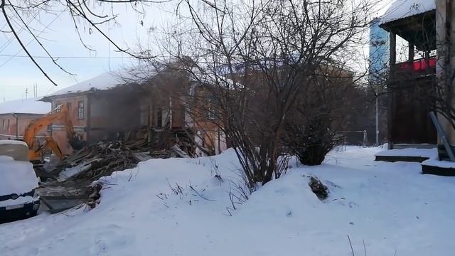 Снос старой двухэтажки на улице Энергостроителей смотреть онлайн